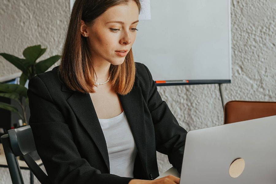 chica trabajando con portátil