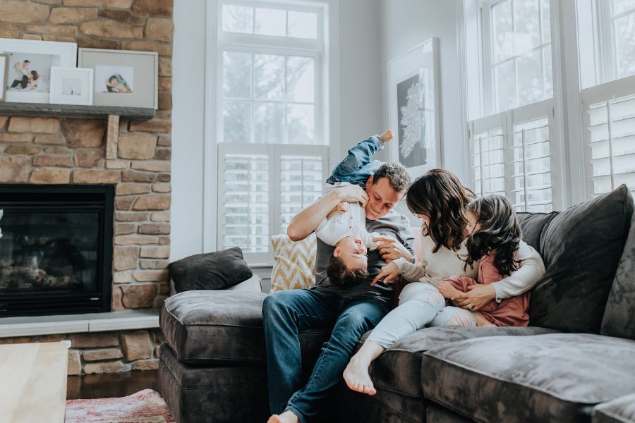 familia jugando dentro de su hogar