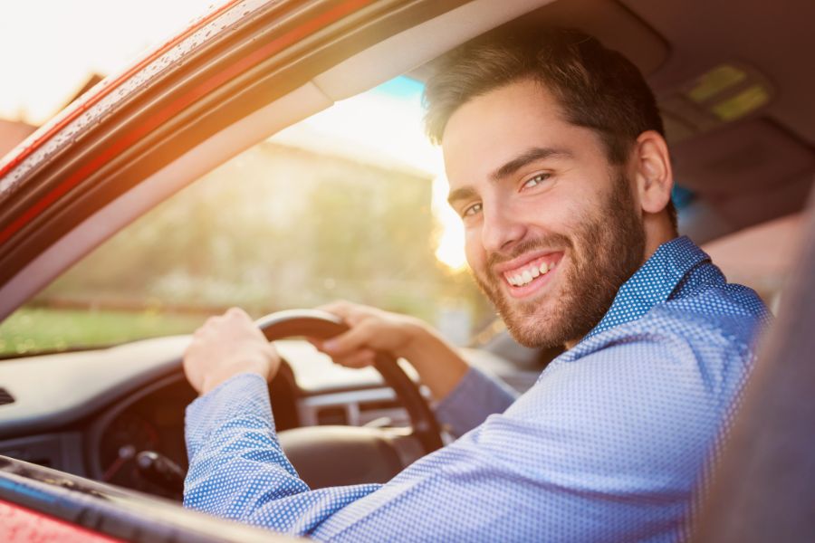 hombre al volante de un coche