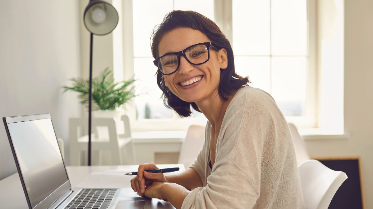 chica con gafas sonríe