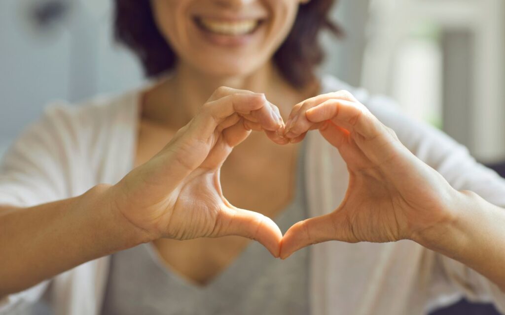 chica haciendo forma de corazón con las manos
